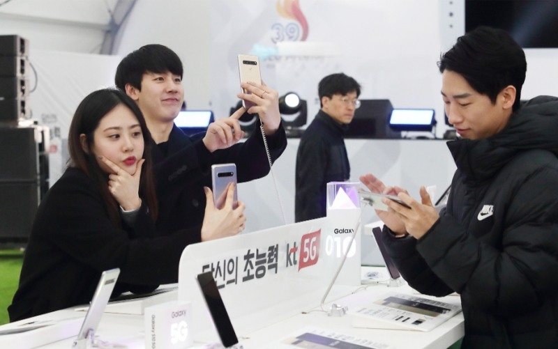 △KT 모델들이 5G 단말 체험 존에서 기기를 체험하고 있다/사진=KT