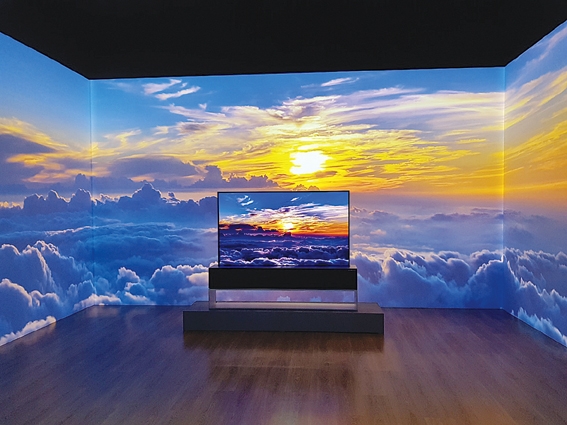 ▲ LG전자의 롤러블TV 모델. 사진 = LG전자