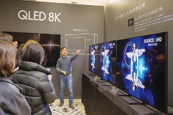 ▲ 수원사업장에서 삼성전자 연구원이 영상 화질 개선 기술을 설명하고 있다. 사진 =  삼성전자