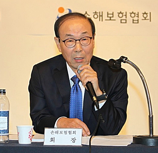 ▲신년 기자간담회에서 발언하고 있는 김용덕 협회장.