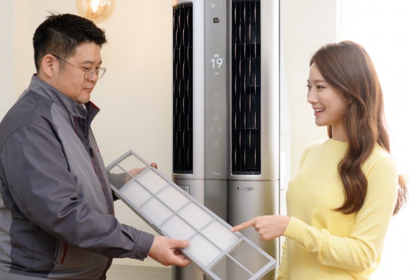 △에어컨 사전점검을 시연하는 모델들의 모습/사진=LG전자