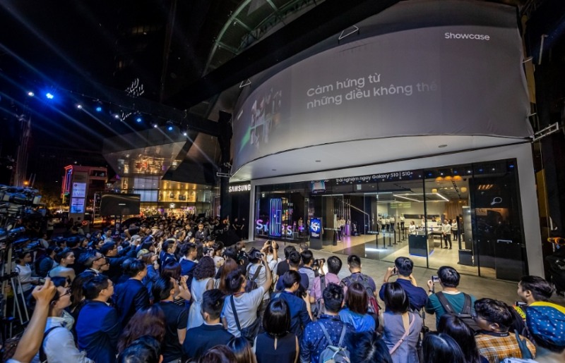 △15일 개관식 당시 취재진 등의 인파가 모여 삼성 쇼케이스 오픈을 기다리는 모습/사진=삼성전자