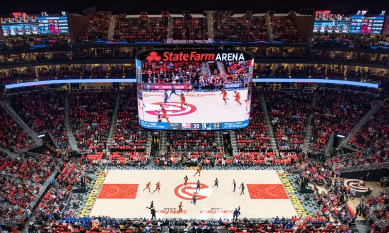 △삼성전자가 작년에 미국 프로 농구(NBA)팀 애틀랜타 호크스(Atlanta Hawks)의 홈경기장인 스테이트 팜 아레나(State Farm Arena)에 스마트 LED 사이니지를 활용해 초대형 스크린을 설치했다/사진=삼성전자