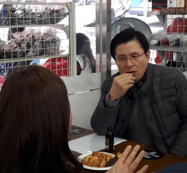△황교안 페이스북 페이지에 17일 업로드된 포스팅, 서민들의 아픔에 공감한다는 취지로 편의점에서 점주와 대화를 나누는 모습/사진=오승혁 기자(황교안 자유한국당 대표 SNS 편집)