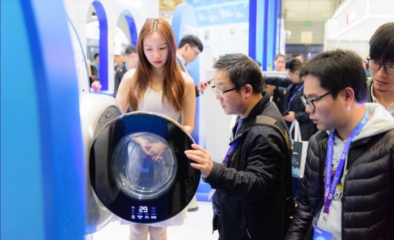 △2019 상해가전박람회 대유그룹 전시관에서 벽걸이 드럼세탁기 ‘미니’를 구경하고 있는 관람객 모습/사진=대유그룹