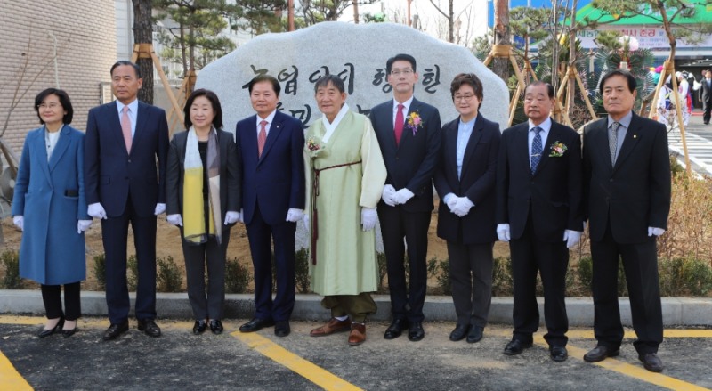 사진 왼쪽 세 번째부터 심상정 국회의원, 김병원 농협중알회 회장, 이승엽 전 조합장, 박영선 조합장.