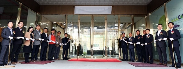 (왼쪽부터)주재선 청주산업단지관리공단 전무, 류장진 안전보건공단 사업관리실 실장, 정혜선 직업건강간호협회 회장, 김형수 SK하이닉스 SHE 담당 전무, 고동우 고용노동부 산업보건과장, 강국모 SK하이닉스 청주노동조합 위원장, 김형렬 일환경건강센터장, 장재연 숲과나눔 이사장, 김동섭 SK하이닉스 대외협력총괄 사장, 남기만 반도체협회 부회장, 신승국 SK하이닉스 지속경영 담당 전무, 오황균 청주충북환경연합 상임대표, 심재정 충북도청 일자리정책과장, 강민찬 삼구INC 본부장, 김주성 발렉스 대표.