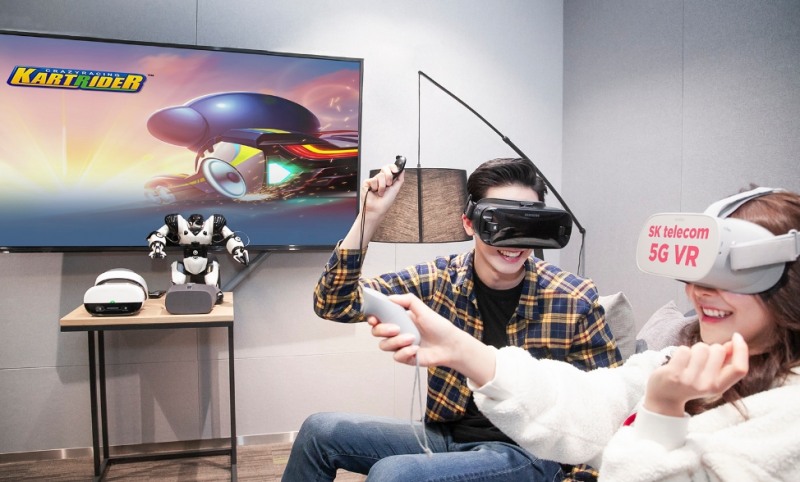 △5G 시대를 맞아 SK텔레콤이 출시를 예고한 VR 카트라이더를 모델들이 시연하고 있다/사진=SKT