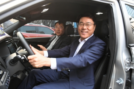 최정우 포스코 회장과 예병태 쌍용자동차 부사장이 함께 포스코센터 앞 신형 코란도 공동 프로모션 행사에 방문해전시 차량 내부를 살펴보고 있다. (사진=포스코)