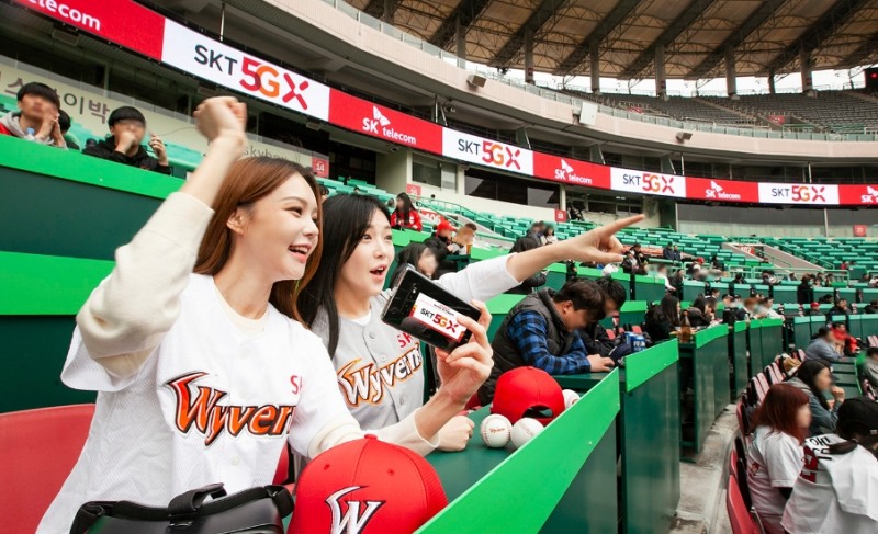 △SKT 모델들이 오는 23일 프로야구 개막에 맞춰 서비스될 5GX 프로야구 서비스를 시연하고 있다/사진=SKT