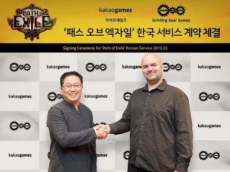 조계현 카카오게임즈 대표(왼쪽)와 크리스 윌슨 라이딩기어게임즈 대표가 패스 오브 엑자일 한국 서비스 계약을 체결했다. (사진=카카오게임즈)