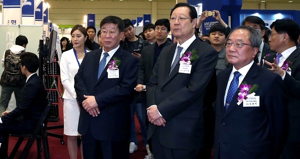 (왼쪽부터) 윤여철 현대차 부회장, 권기홍 동반성장위원장, 오원석 현대기아차 협력회장이 협력사 채용 박람회 부스를 관람하고 있다. (사진=현대차그룹)