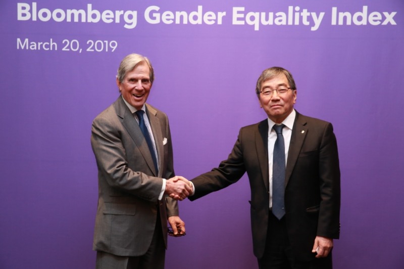 윤석헌 금감원장(오른쪽)이 블룸버그 회장과 간담회에서 기념촬영을 하고 있다./사진=금융감독원