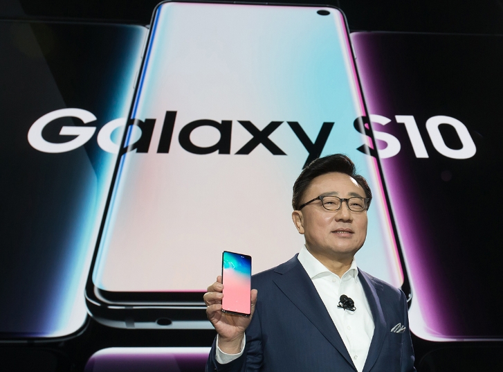 △갤럭시 언팩 2019행사에서 삼성전자 갤럭시 S10 모델을 공개하던 고동진 삼성전자 IM부문장의 모습/사진=삼성전자