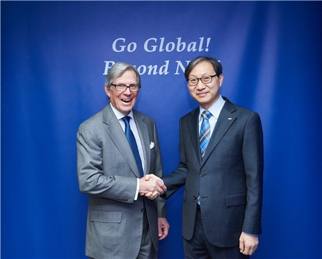 ▲피터 그라우어 블룸버그 회장과 김성주 국민연금 이사장(오른쪽)이 20일 서울 중구 국민연금 국제협력센터에서 기념사진 촬영을 하고 있다./사진=국민연금