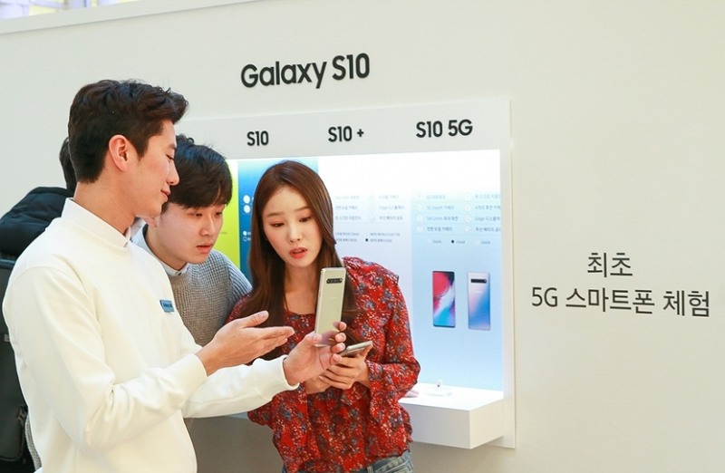 △지난 달 삼성전자가 개관한 갤럭시 스튜디오에서 관람객들이 S10 5G를 체험하고 있다/사진=삼성전자