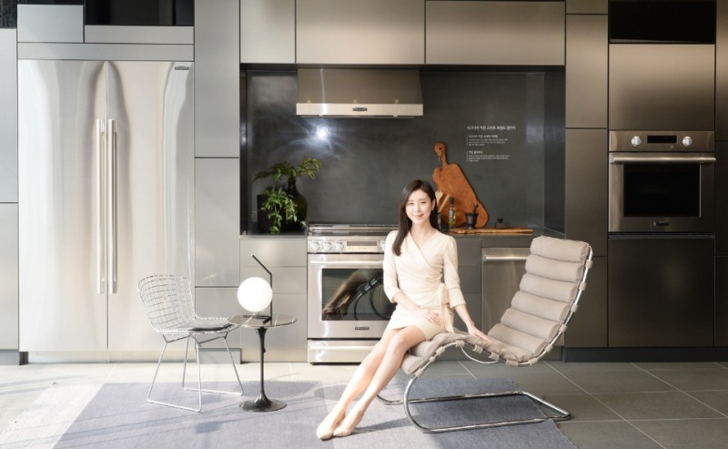 △LG전자와 미국 프리미엄 가구 브랜드 놀이 공동으로 꾸민 시그니처 키틴 스위트 논현 쇼룸에서 모델이 포즈를 취하고 있다/사진=LG전자