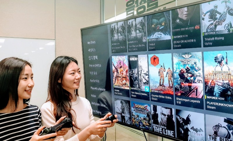 △LG유플러스 직원들이 엔비디아의 클라우드 게임 서비스 ‘지포스 나우’를 통해 게임하며 테스트 하고 있다/사진=LG유플러스