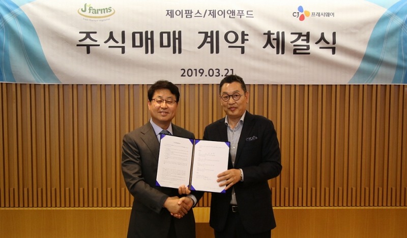 CJ프레시웨이 문종석 대표이사(좌)와 제이팜스 강원중 대표이사(우)가 주식인수를 위한 매매계약을 체결한 모습. /사진제공=CJ프레시웨이