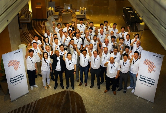 지난 19일과 20일 태국 방콕에서 열린 두산인프라코어 아프리카 건설기계 딜러 미팅 참석자들이 기념촬영을 하고 있다. (사진=두산인프라코어)