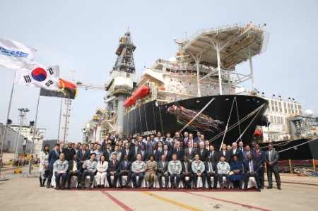 앙골라 대통령 영부인 아나 아폰소 디아스 로렌쏘 여사(첫줄 왼쪽에서 여덟번째), 이인호 한국무역보험공사 사장(첫줄 왼쪽에서 다섯번째), 정성립 대우조선해양 사장(첫줄 왼쪽에서 일곱번째), 이성근 대우조선해양 부사장(첫줄 왼쪽에서 열번째) 등 양사 관계자들이 드릴십 명명식을 마친 뒤 기념촬영을 하고 있다. (사진=대우조선해양)