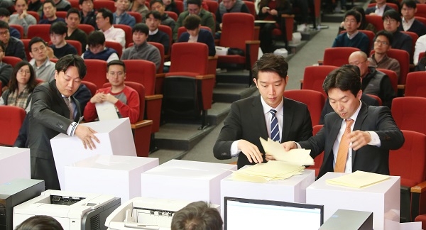 51기 현대차 정기주총에서 검표작업을 진행하고 있다.