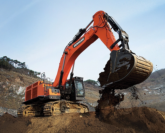 ▲ 두산인프라코어 초대형 굴삭기 ‘DX800LC’.