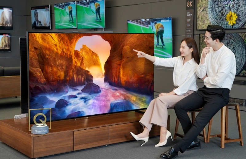 △삼성전자 모델들이 삼성 디지털프라자 삼성대치점에서 화질에서 2019년형 QLED TV를 소개하고 있다/사진=삼성전자