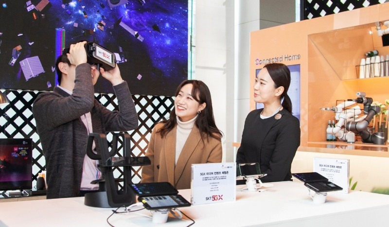 △SK텔레콤 직원들이 을지로 본사 1층에서 5G상용망과 연결된 갤럭시S10 5G를 활용해 다양한 5G서비스를 체험해보고 있다/사진=SKT