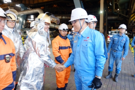 최정우 회장이 크라카타우 포스코 제철소를 방문해 직원들을 격려했다. (사진=포스코)