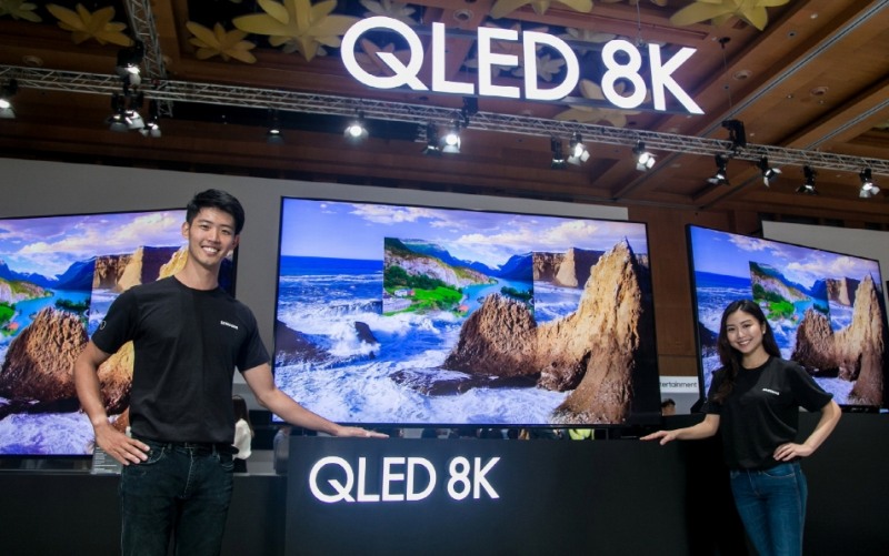△삼성전자 QLED 8K 제품을 모델들이 홍보하고 있다/사진=삼성전자
