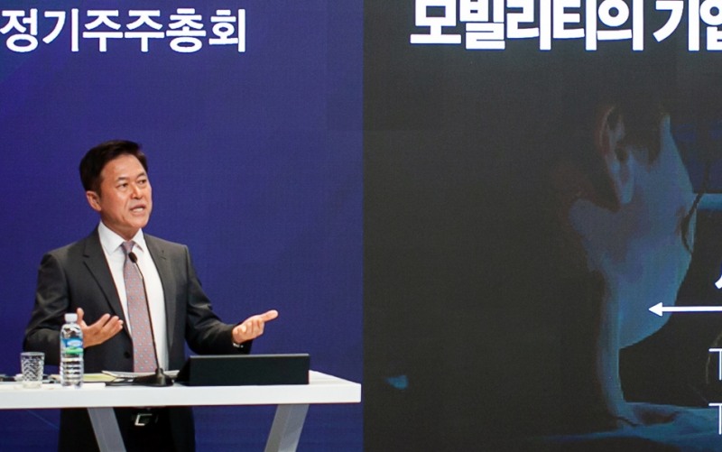 △박정호 사장이 SK텔레콤 본사 사옥 4층 수펙스홀에서 주주들에게 경영성과, 사업비전을 설명하고 있는 모습/사진=SKT