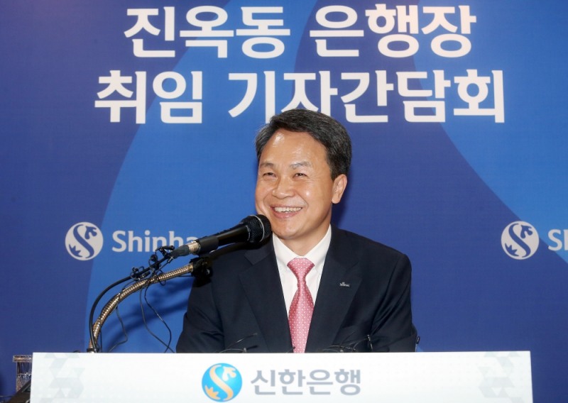진옥동 신한은행장이 26일 신한은행 본점 15층에서 열린 취임 기자간담회에서 발언을 하고 있다./사진=신한은행