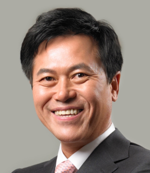 △26일 주총에서 연임 관련 질문을 받고 기뻐한 박정호 SKT 대표의 모습/사진=SKT