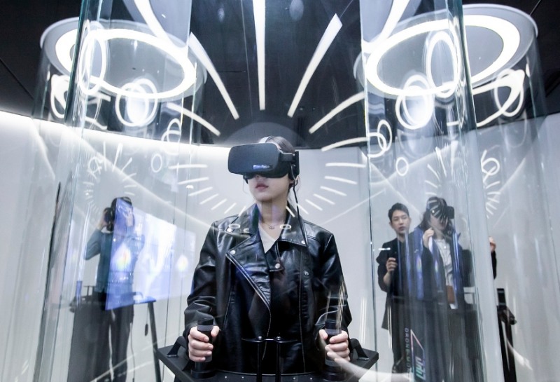 △SK텔레콤 티움(T’um)을 방문한 대학생들이 ICT 기술을 체험하고 있는 모습/사진=SKT