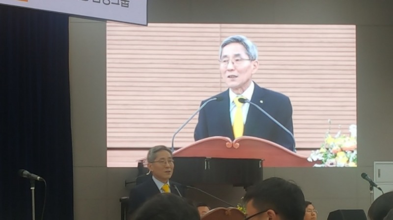 △27일 오전 여의도 KB금융지주 본사 강당에서 열린 정기 주주총회에서 윤종규 KB금융지주 회장이 발언하고 있다. / 사진=장호성 기자