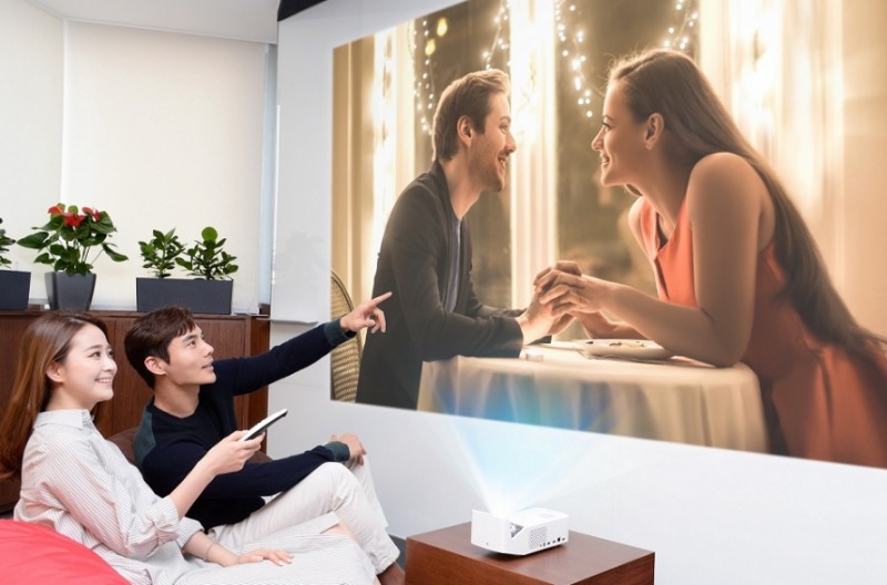 △LG전자 모델들이 짧은 거리를 두고 프로젝트 사용하는 것을 시연하고 있다/사진=LG전자