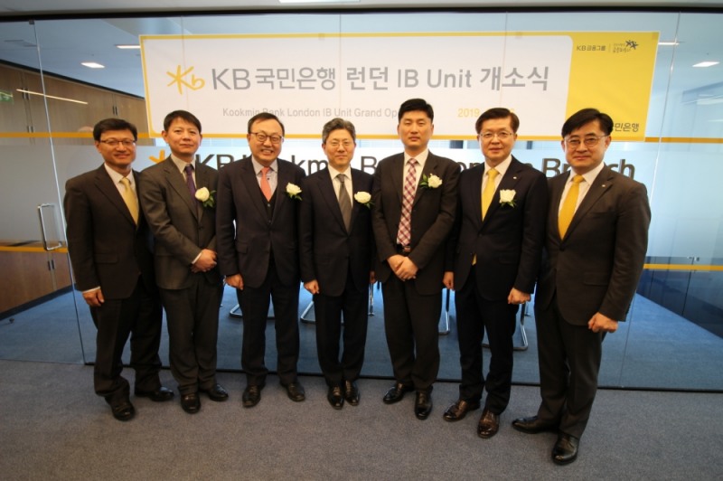 26일 KB국민은행 영국 런던지점에 열린 '런던 IB Unit' 개소식에서 참석자들이 기념 촬영을 하고 있다.  (왼쪽에서 세번째)성병희 한국은행 런던사무소장, (왼쪽에서 네번째)김홍식 주영 한국대사관 재경관, (오른쪽에서 두번째)이계성 KB국민은행 여신그룹 부행장, (오른쪽에서 첫번째)우상현 KB국민은행 IB사업본부장./사진=KB국민은행