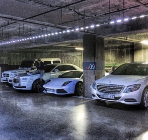 △래퍼 도끼의 집에 주차되있는 슈퍼카들 / 사진=도끼 인스타그램