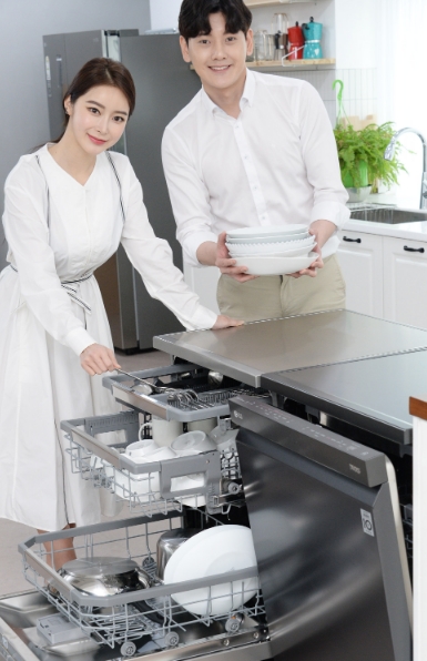 △LG전자 모델들이 프리미엄 식기 세척기 디오스 모델을 홍보하고 있다/사진=LG전자