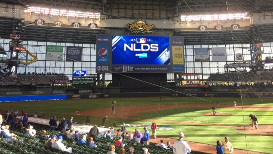 지난해 내셔널리그 디비전시리즈(NLDS) 경기가 펼쳐진 한 경기장 전광판에 두산의 로고가 노출된 모습.(사진=두산)