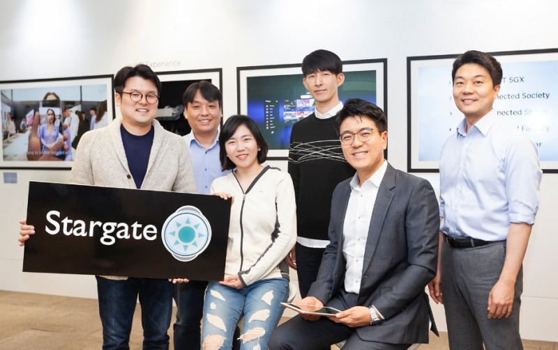△박진효 SK텔레콤 ICT 기술센터장(왼쪽에서부터 5번째), 이종민 테크이노베이션그룹장(왼쪽에서부터 4번째)과 테크이노베이션그룹 구성원들이 스타게이트 프로그램 출범을 알리고 있다/사진=SKT