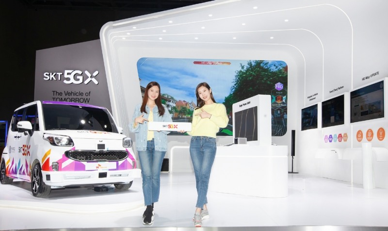 △SKT 모델들이 서울모터쇼 부스 속 5GX를 홍보하고 있다/사진=SKT