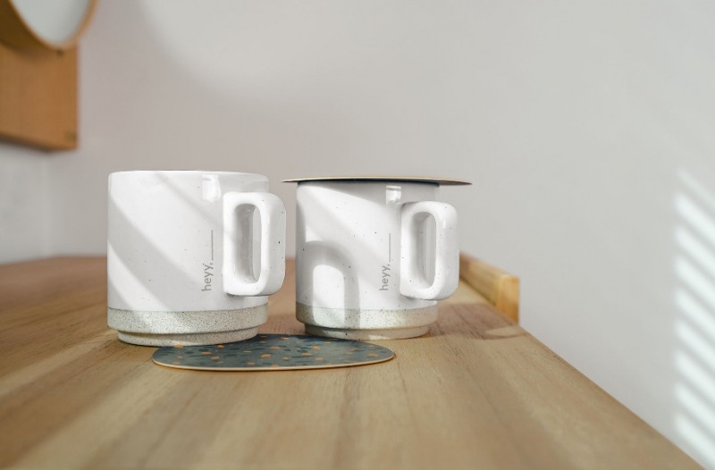 △호텔 헤이, 서귀포 객실 속 머그잔의 모습/사진=오승혁 기자(헤이 홈페이지 자료 편집)