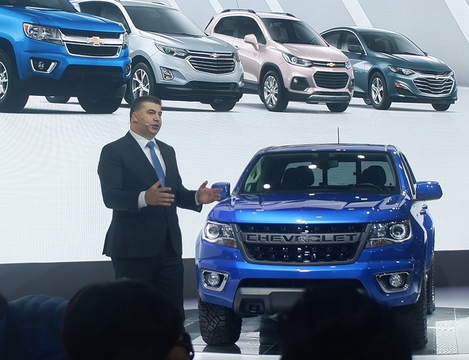 28일 카허 카젬 한국지엠 사장이 일산 킨텍스 서울모터쇼에서 픽업트럭 콜로라도를 소개하고 있다.