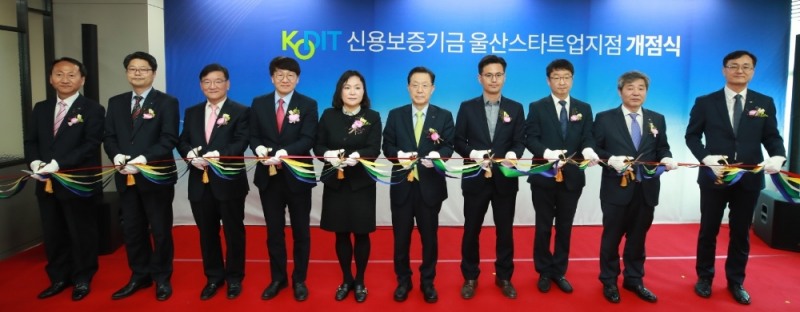 윤대희 신용보증기금 이사장(왼쪽에서 여섯번째)이 29일 울산경제진흥원 4층에서 개최된 '울산스타트업지점' 개점식에서 참석자들과 기념촬영을 하고 있다./사진=신용보증기금