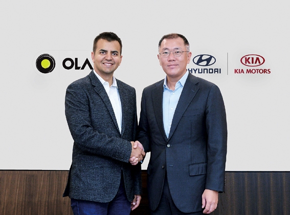 ▲ 2월말 현대차 양재사옥에서 현대차그룹 정의선 수석부회장과 올라의 바비쉬 아가르왈 CEO가 만나 협력 방안을 논의한 뒤 기념촬영을 하고 있다. 사진 = 현대차그룹