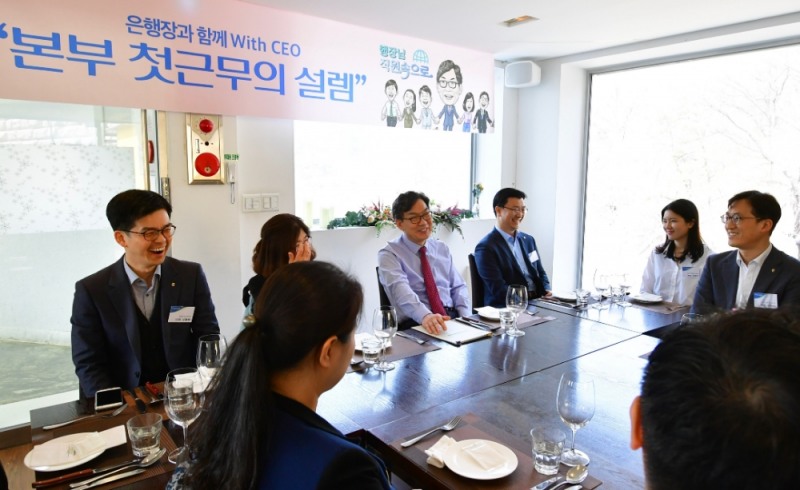 이대훈 NH농협은행장(왼쪽부터 세 번째)과 직원들이 29일 서울시 부암동 인근 식당에서 식사를 함께하고 있다./사진=NH농협은행