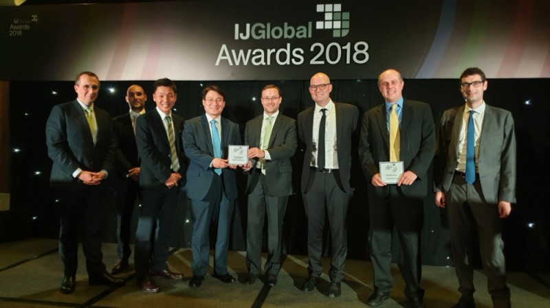 산업은행은 2018년 산업은행이 금융주선한 호주 불가나 풍력발전사업(194MW)이 IJ(Infrastructure Journal) Global이 수여하는 '2018년 올해의 딜'에 선정됐다고 밝혔다. 28일 싱가포르 힐튼호텔에서 산업은행 박웅찬 PF2실장(왼쪽 네번째)이 수상하고 있다. / 사진= 산업은행