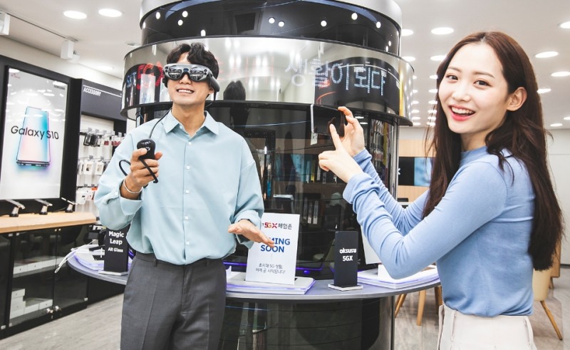 △SKT 모델들이 갤럭시 S10 5G 사전 예약을 홍보하고 있다/사진=SKT